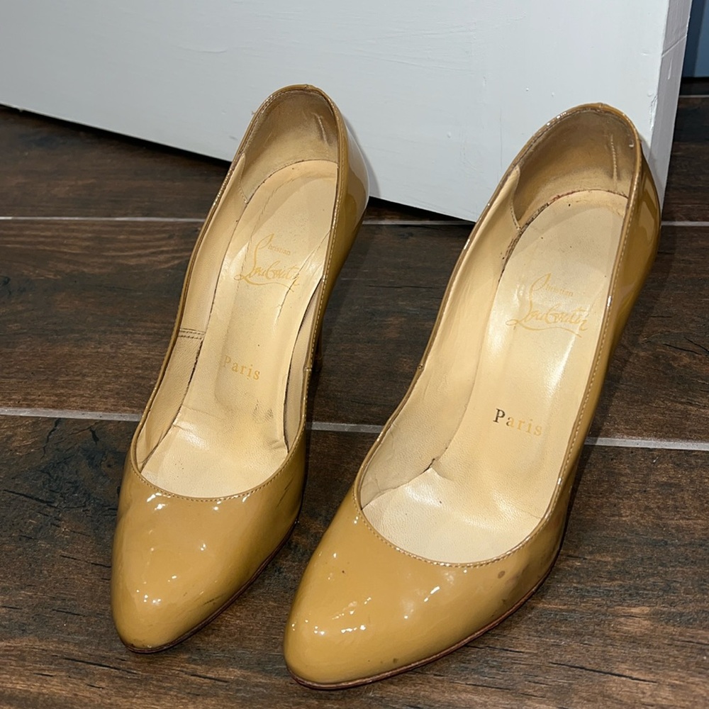 Louboutin decolette heels
